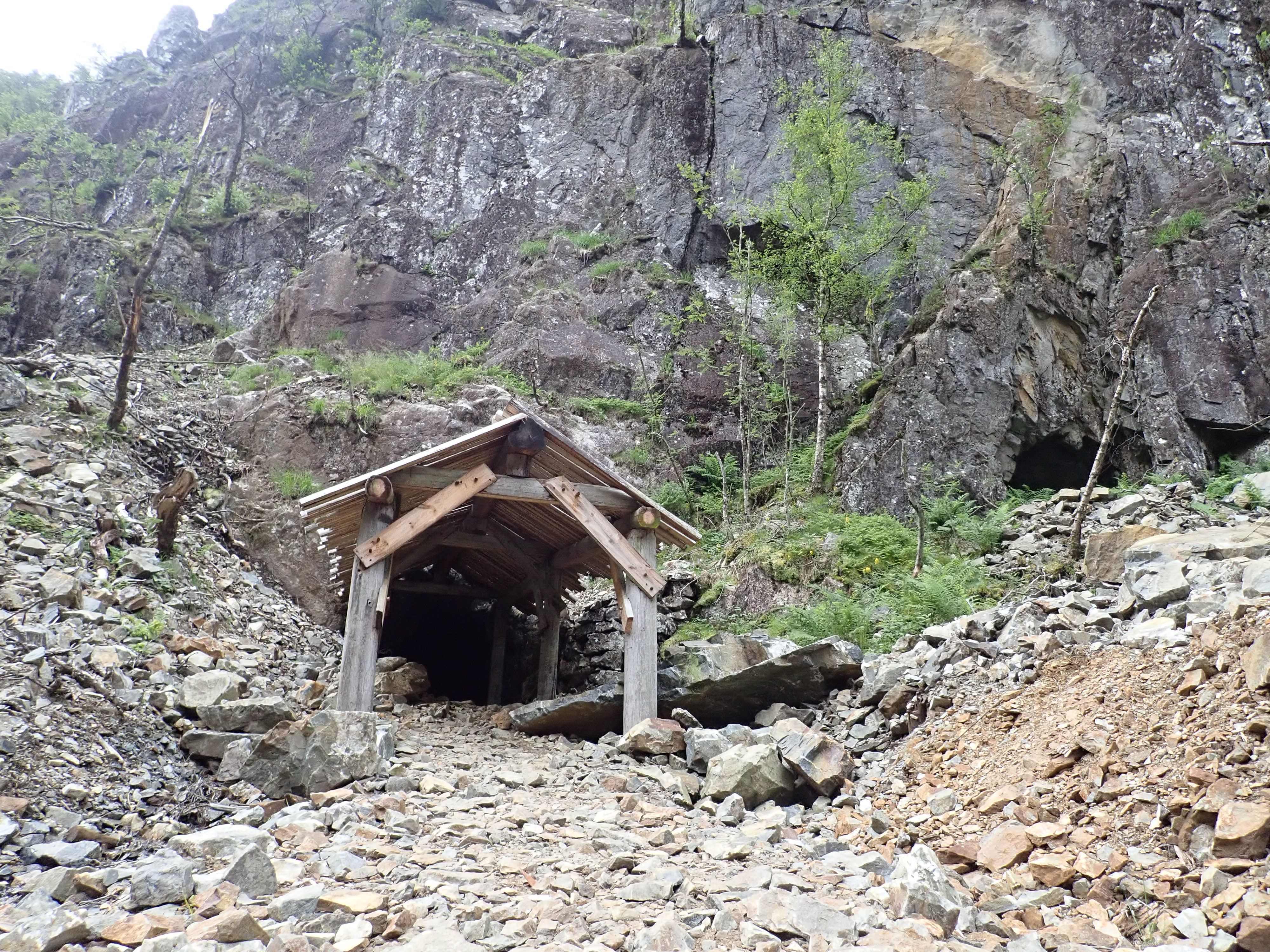 Sinkgruvene i Allmannajuvet, Sauda